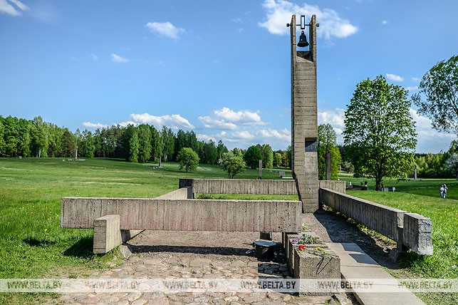 На месте каждого бывшего дома установлен символический обелиск, соответствующий реальному месту расположения дома Хатыни до ее сожжения. Фото из архива