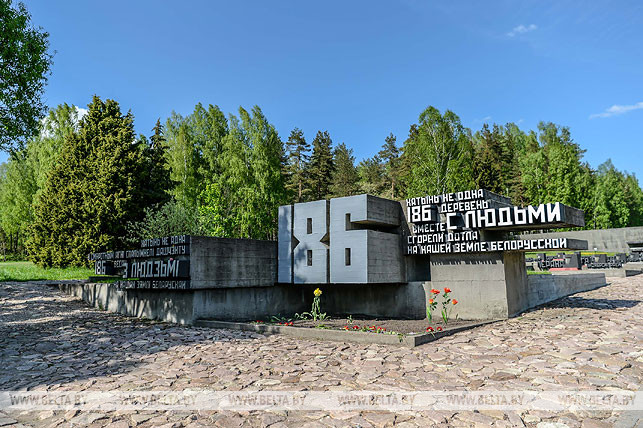 Символическое "Кладбище деревень" - 185 могил, каждая из которых символизирует одну из невозрожденных белорусских деревень, сожженных вместе с населением. Фото из архива