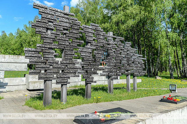 Символические "Деревья жизни", на ветвях которых перечислены названия 433 белорусских деревень, которые были уничтожены оккупантами вместе с жителями, но восстановлены после войны. Фото из архива