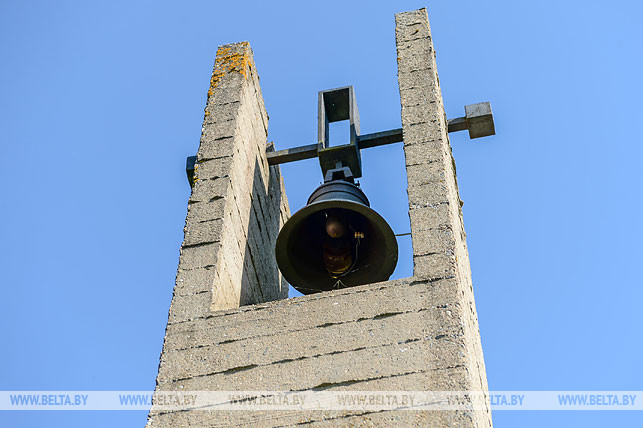 Колокола Хатыни - бетонная колонна, символизирующая печную трубу в верхней части которой установлен колокол, который каждые 30 секунд издает печальный пронзительный звон. Фото из архива