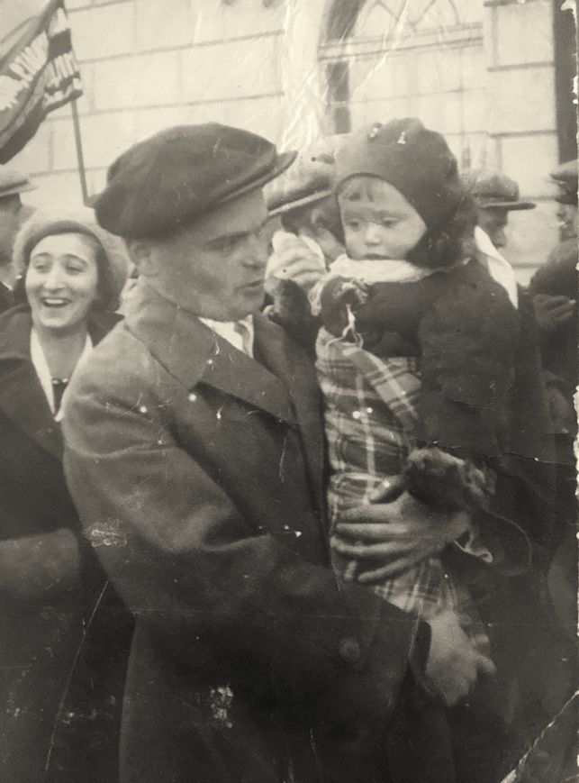 Наташа с папой. Фото сделано за год до войны