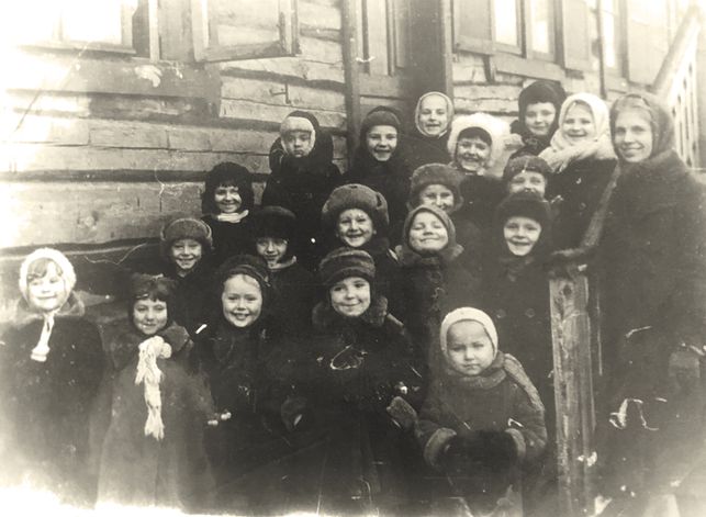 Детский садик г. Минска. Наталья Медведева вторая справа в первом ряду. Ноябрь 1944 года