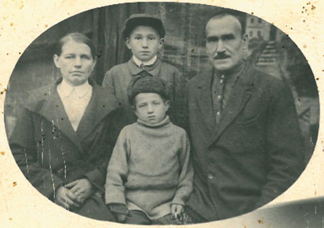 В.Ф. Медведев (в первом ряду) вместе с родителями Марией Ивановной, Федосом Самсоновичем и братом Леонидом