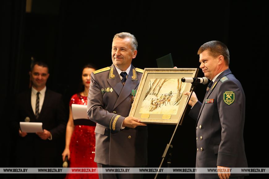 Председатель Государственного таможенного комитета Юрий Сенько вручает начальнику Брестской таможни Александру Пихуну картину