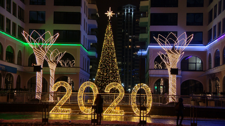 Мультимедийный фонтан "Дана Танец" сейчас выключен, а на его месте красуется еще одна шикарная новогодняя елка!