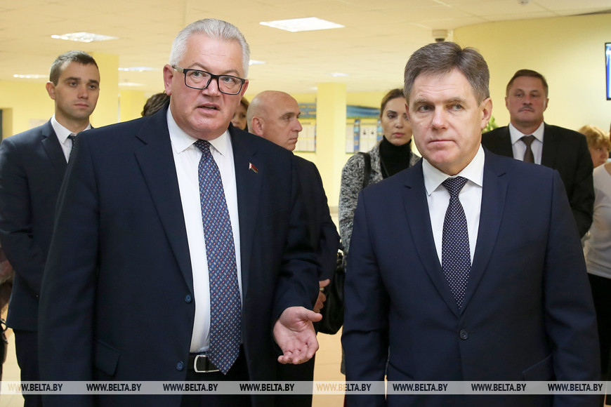 Министр образования Игорь Карпенко и заместитель премьер-министра Игорь Петришенко
