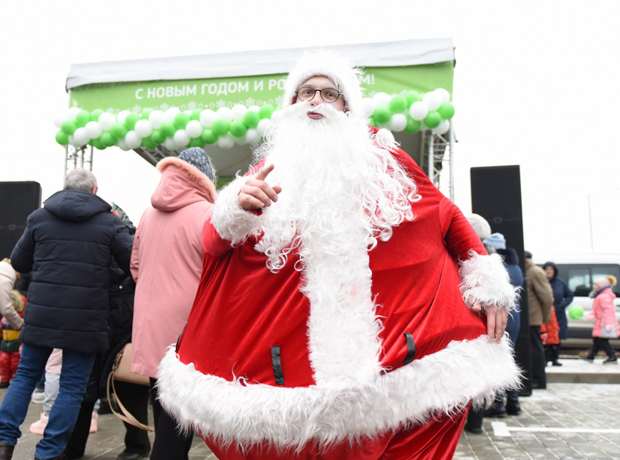В честь открытия магазина "Евроопт" местных жителей ожидал настоящий праздник - с подарками, угощениями, концертом и сразу двумя Дедами Морозами!