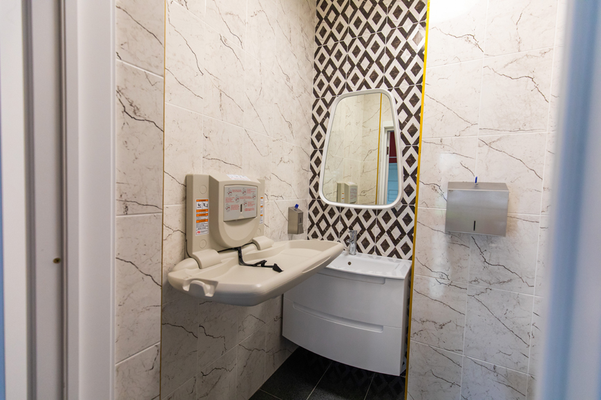 Уникальный дизайн просторных и светлых лобби с санитарной комнатой с пеленальным столом - это визитная карточка всех домов, возводимых компанией "Дана Холдингз"