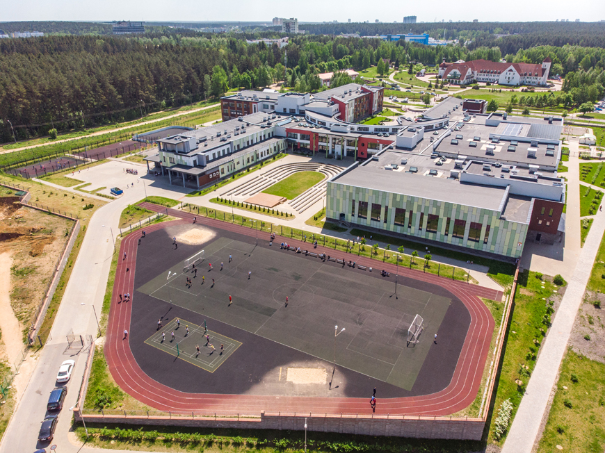 Школа с бассейном и теннисными кортами в жилом комплексе "Маяк Минска"