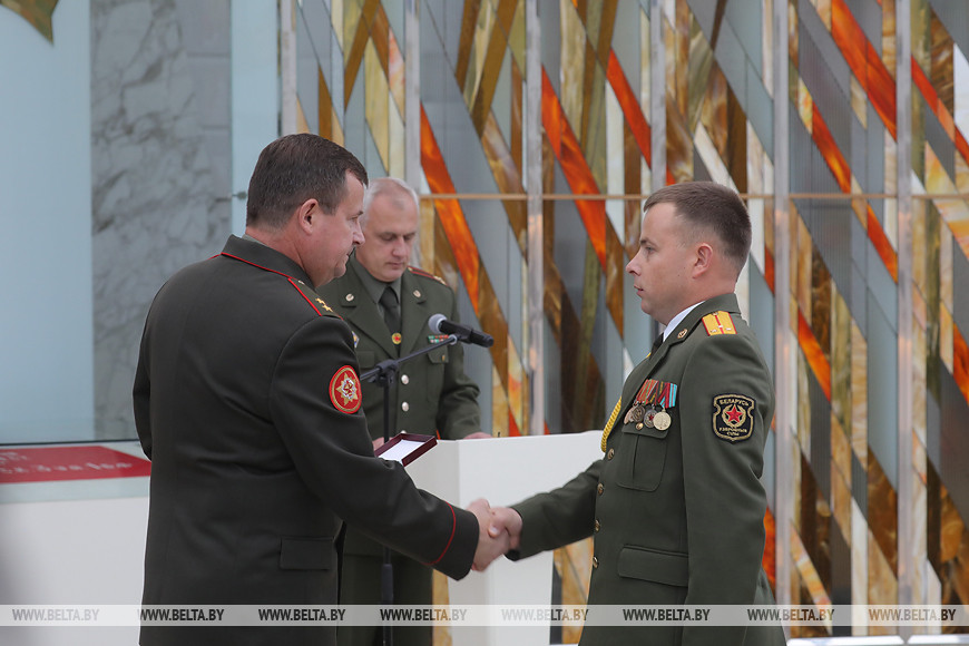 Андрей Равков вручает орден Дмитрию Филиповичу