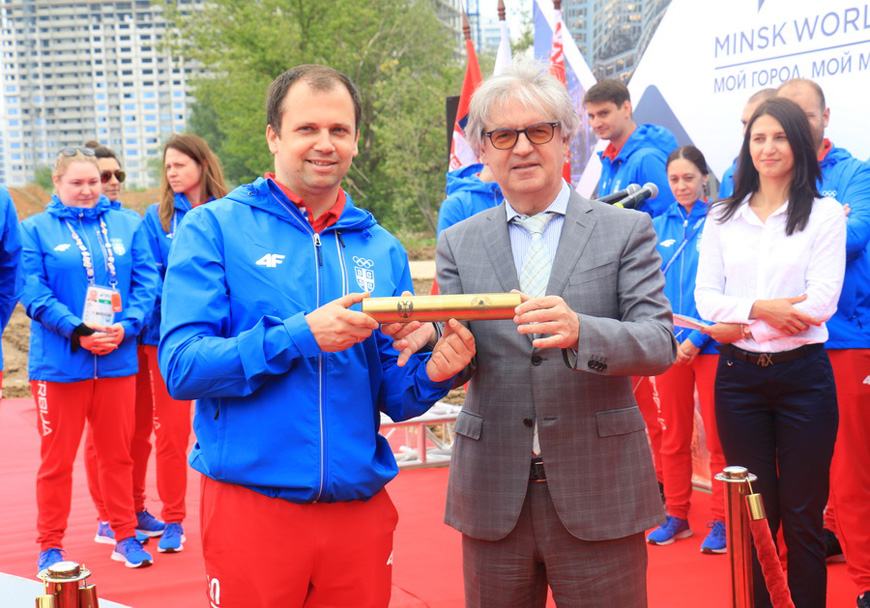 Капсулу заложили председатель совета директоров "Дана Холдингз" Вибор Мулич и призер II Европейских игр Дамир Микец