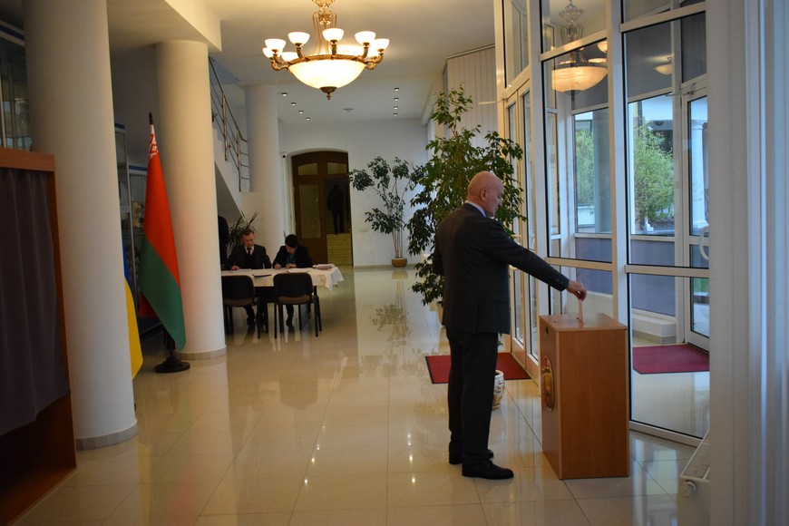 Голосует посол Беларуси в Украине Игорь Сокол