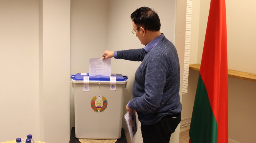 На избирательном участке в Швеции. Фото посольства Беларуси в Швеции