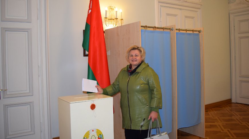 Во время голосования. Фото Посольства Беларуси в Литве