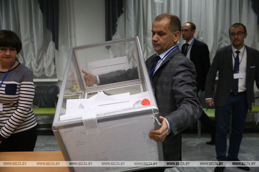 Подсчет бюллетеней на участке для голосования №14 Гродненского-Центрального избирательного округа №51