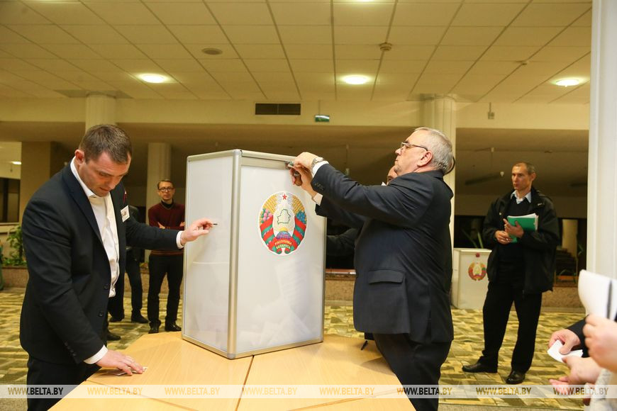 На участке для голосования №166 в Минске идет процедура подсчета голосов