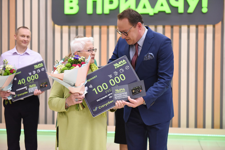 Ирина Григорьевна кокетничает: "Специально нарядилась в зеленый на церемонию вручения призов, чтобы быть под цвет игры!"