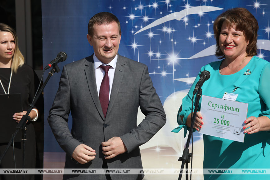 Первый заместитель премьер-министра Александр Турчин и директор школы Ирина Стах с сертификатом