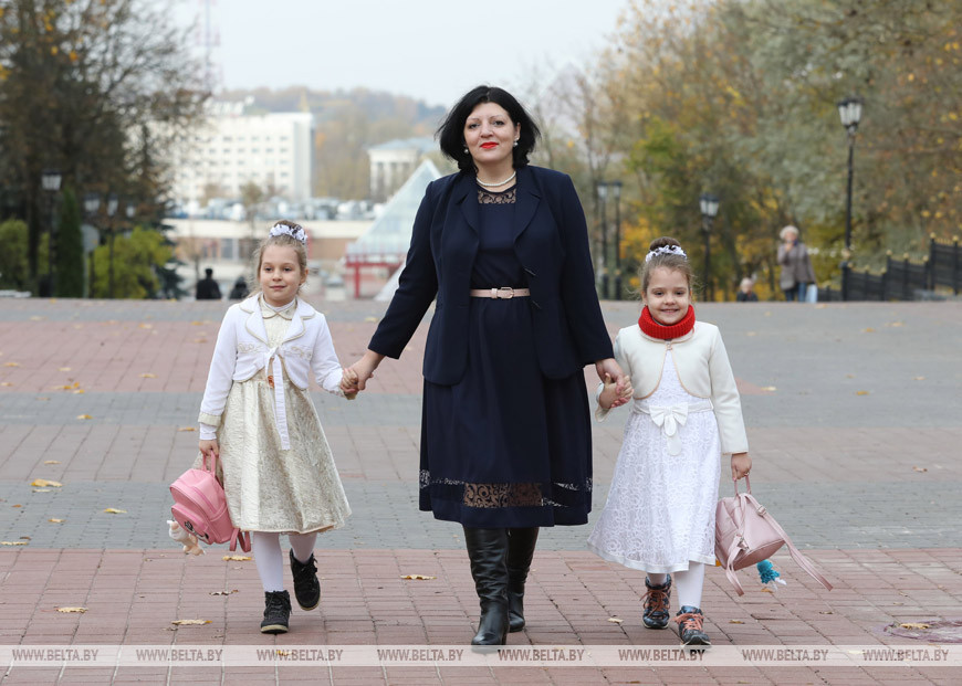 Олеся Лукьянова с дочками Марией и Надеждой