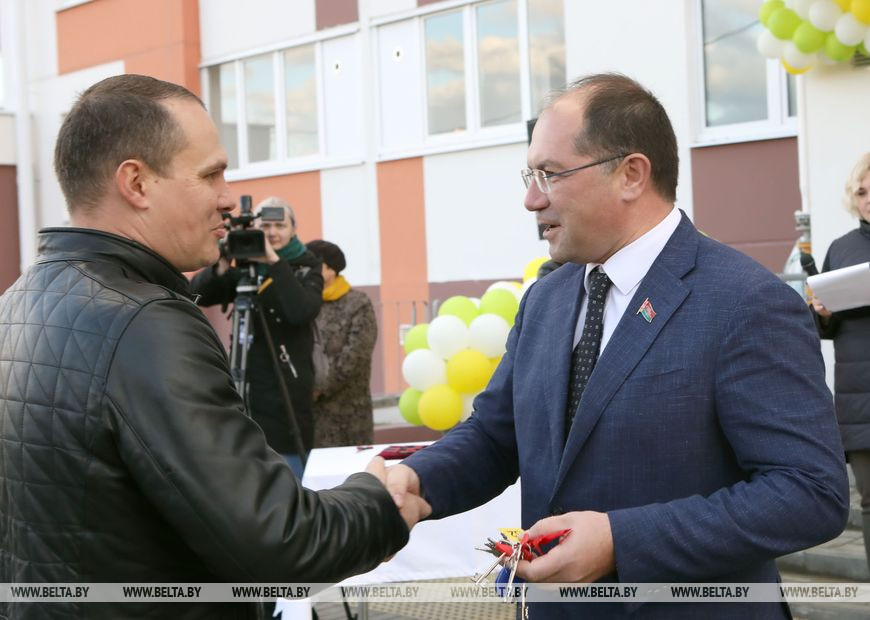 Генеральный директор ОАО "Беларуськалий" Иван Головатый вручает ключи от квартир