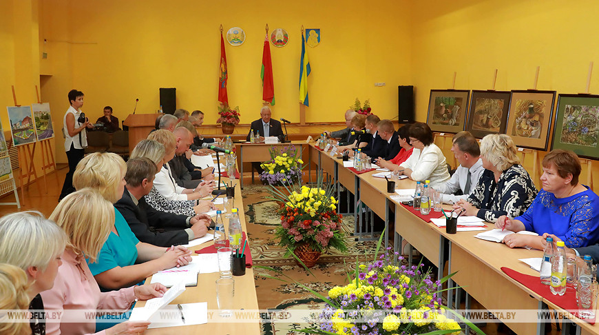 Председатель Совета Республики Михаил Мясникович во время встречи с представителями депутатского корпуса в агрогородке Вишов