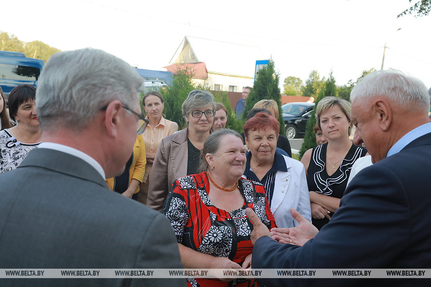 Председатель Совета Республики Михаил Мясникович во время общения с жителями агрогородка Вишов