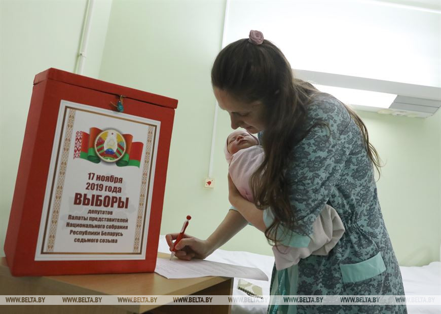 Ольга Иванова во время голосования