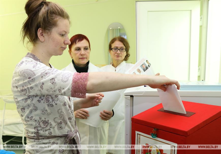 Лидия Ильюшенко во время голосования