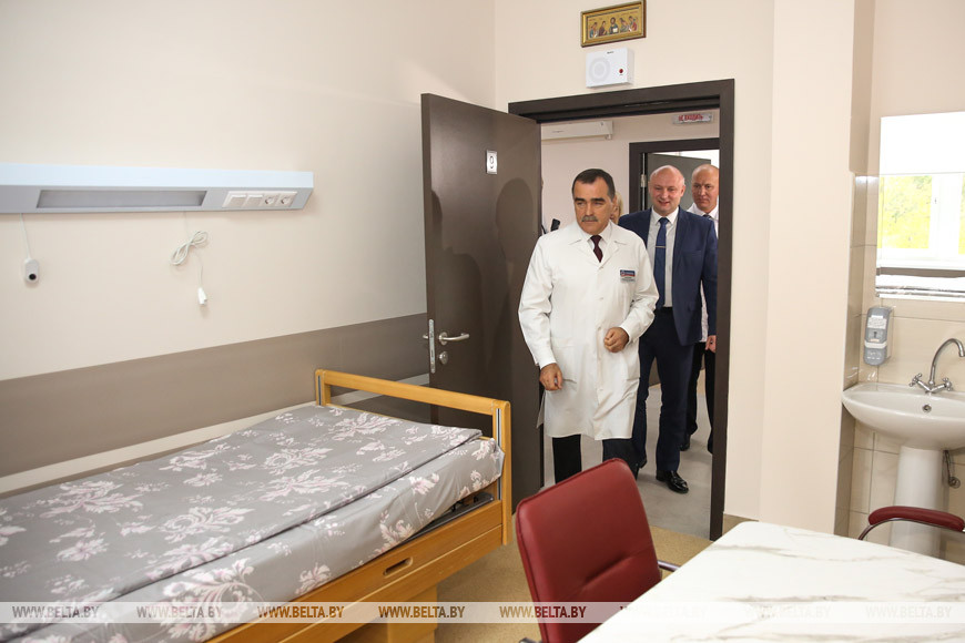 Главный врач Брестской областной больницы Александр Карпицкий проводит экскурсию по отделению нейрохирургии