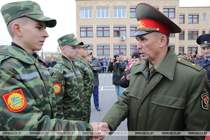 Генерал-майор Николай Скобелев поздравляет кадета и вручает погоны