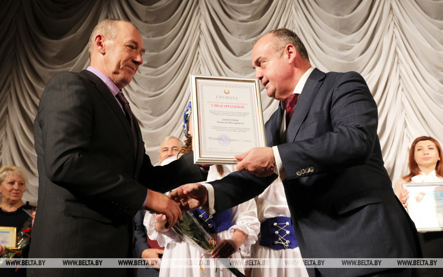Алексей Золотухин во время награждения почетной грамотой Министерства образования