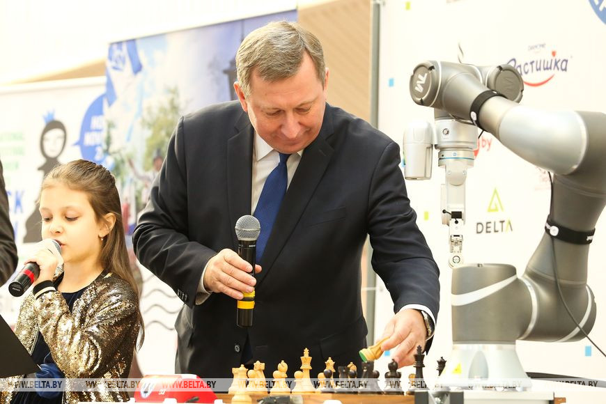 Председатель Брестского горисполкома Александр Рогачук играет партию в шахматы с роботом