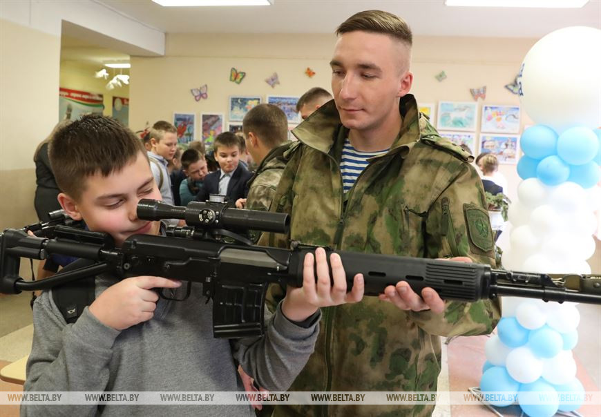 Школьники знакомятся с вооружением