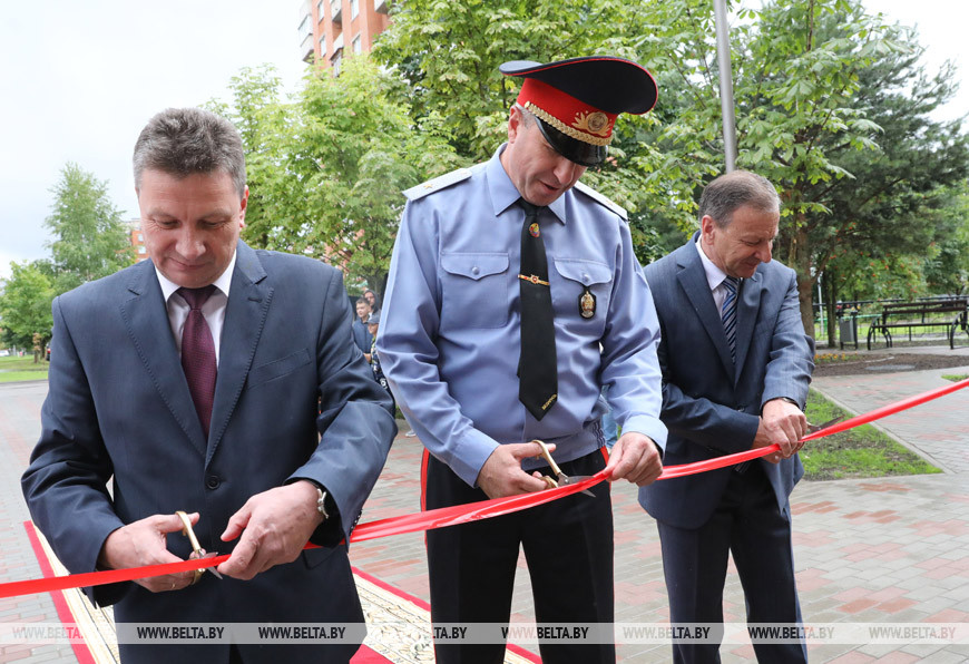 Ленточку перерезают начальник департамента финансов и тыла МВД Виктор Дубовец, министр внутренних дел Юрий Караев и председатель Витебского горисполкома Виктор Николайкин