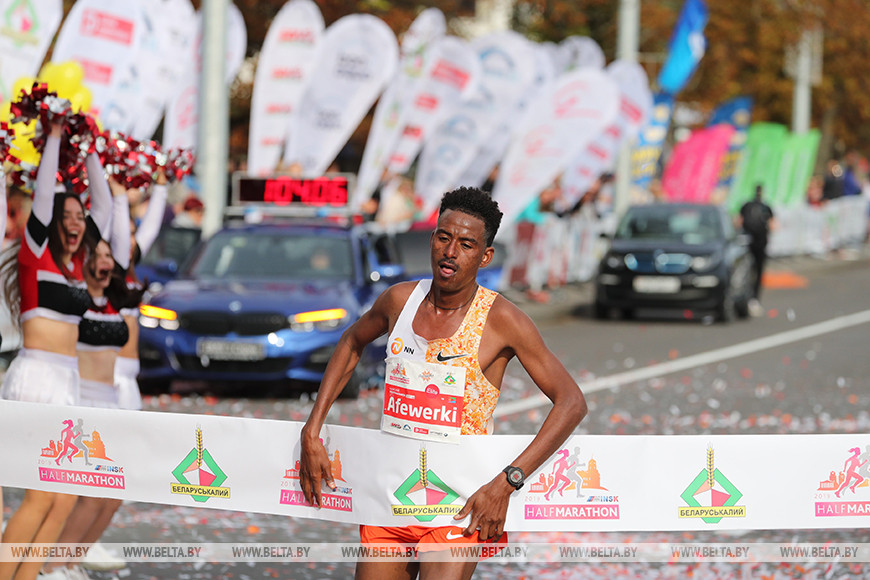 На дистанции 21 км победил Берхан Хидру Афеверки из Эритреи