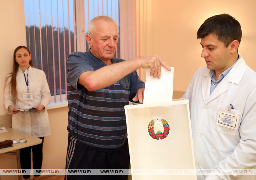 Во время голосования по месту нахождения избирателей в кардиологическом отделении №2, голосует Макарий Шелепенко