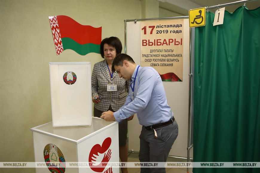 Председатель комиссии Ольга Лях и член комиссии Роман Змушко во время опечатывания избирательных урн
