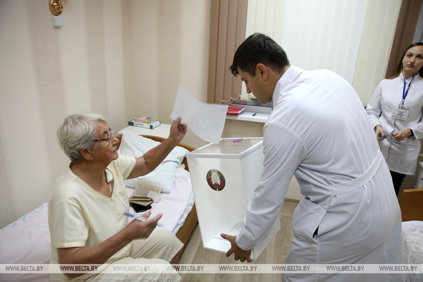 Во время голосования по месту нахождения избирателей в кардиологическом отделении №3, голосует Маргарита Сидоренко