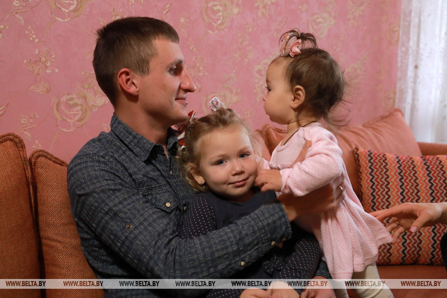 Денис Банадысев с дочерью Ксенией и Софьей Зайцевой перед переездом