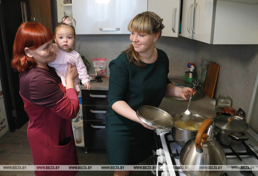 Нина Зайцева с внучкой Софьей и Кристина Банадысева перед переездом