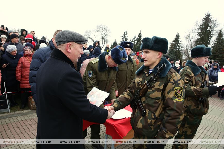 Депутат Палаты представителей Национального собрания Беларуси Евгений Зайцев поздравляет военнослужащего, принявшего военную присягу