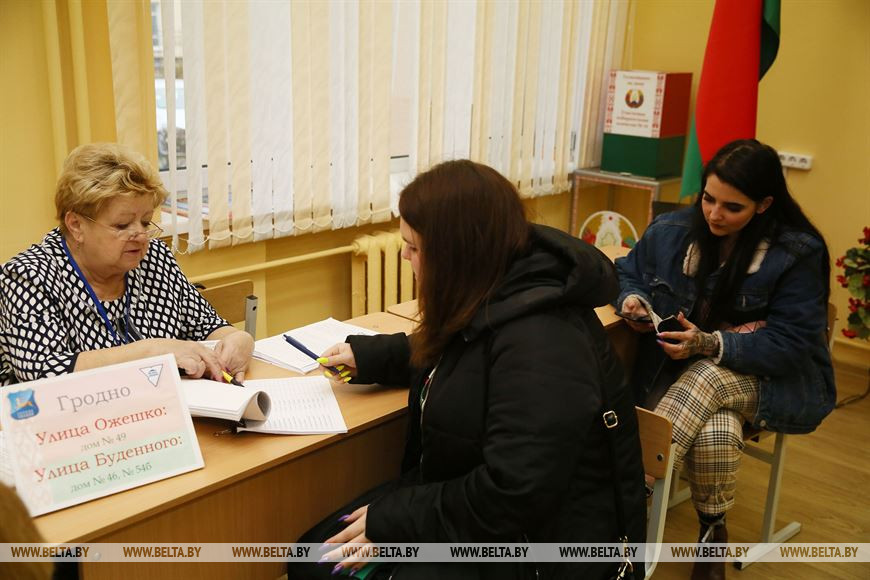 Член участковой избирательной комиссии участка для голосования №14 Татьяна Титоренко (слева)