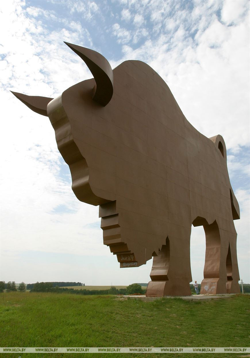 Исполинская металлическая скульптура зубра высотой 20 метров и массой 76 тонн встречает автомобилистов на границе Брестской и Минской областей, символизируя брестскую землю.