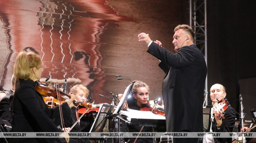 Дирижер и художественный руководитель Президентского оркестра Беларуси под управлением Виктор Бабарикин