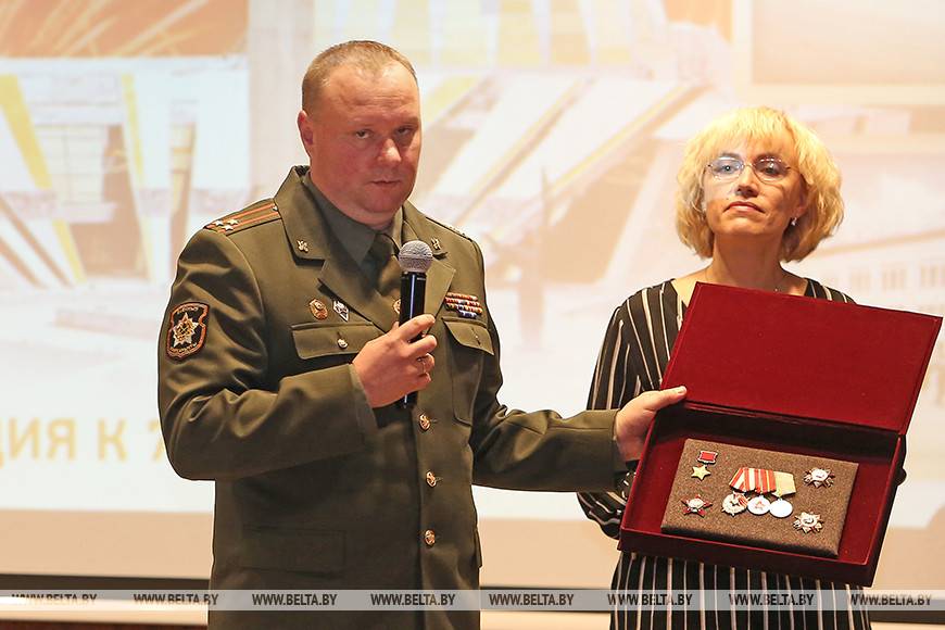Военный комиссар Центрального района полковник Олег Стукач передает награды Белорусскому государственному музею истории Великой Отечественной войны