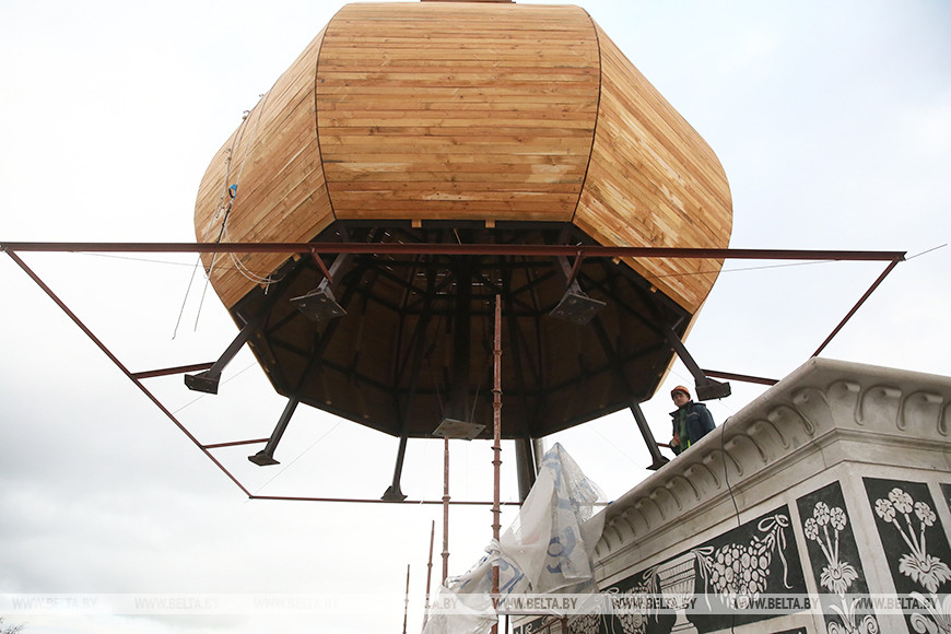 Монтажники ОАО "Гродножилстрой" примеряют купол въездной башни