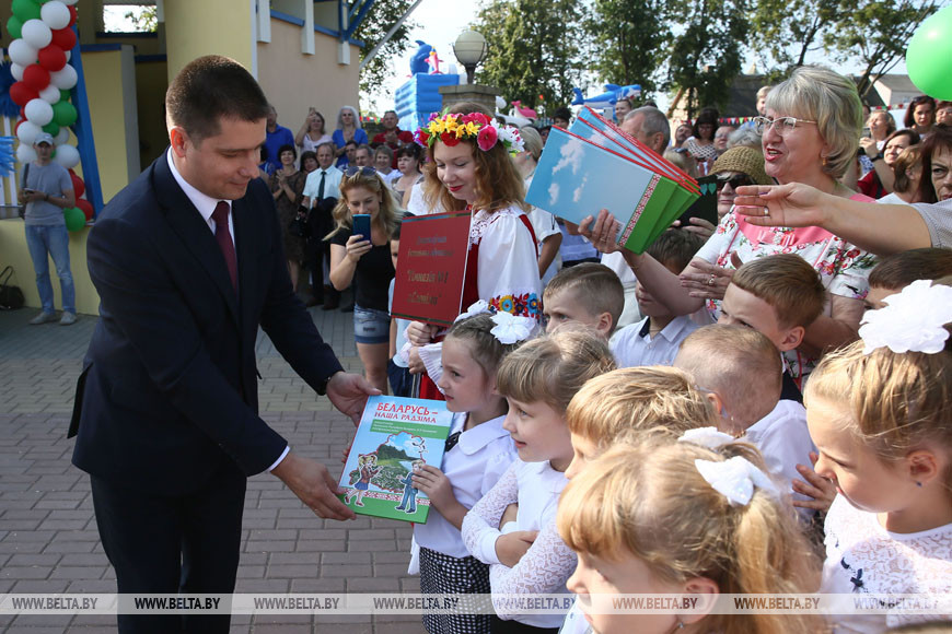Заместитель министра образования Александр Кадлубай вручает подарки