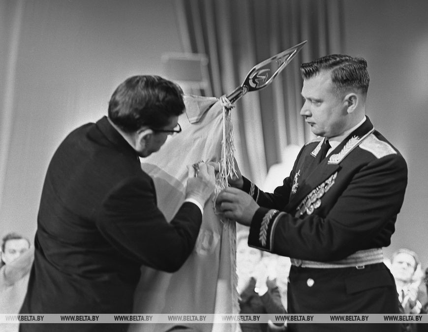 1 ноября 1965 года член Президиума ЦК КПСС К.Т.Мазуров прикрепил к знамени крепости орден Ленина и медаль "Золотая звезда", ноябрь 1965 года