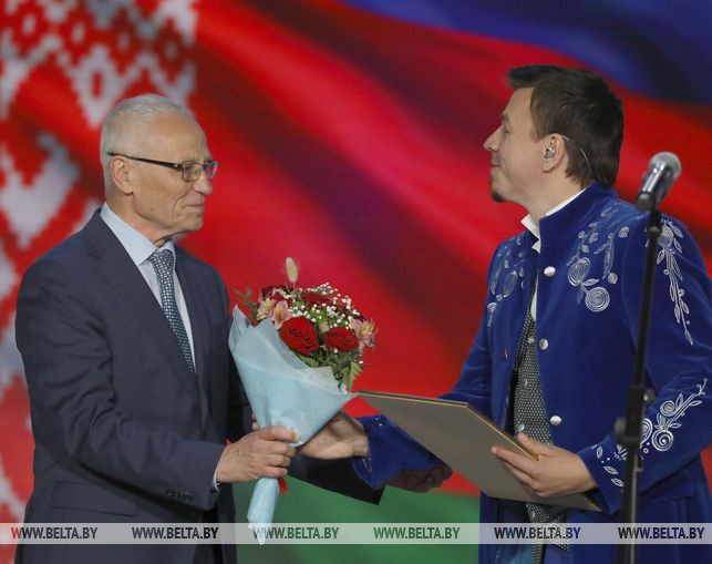 Григорий Рапота вручает диплом лауреата Белорусскому государственному ансамблю "Песняры"
