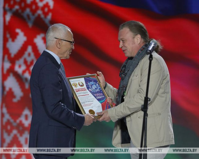 Григорий Рапота вручает диплом лауреата заслуженному артисту России Олеге Леушину